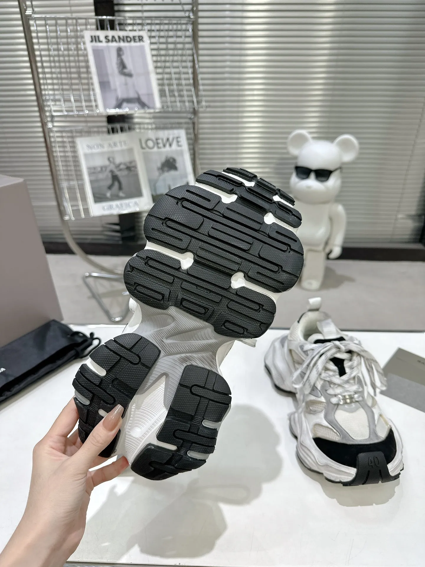 👟👟Ex-factory price 900👟👟 Balenciaga SUMMER 24 Cargo Sneaker Global Limited Edition (JDL) top version super hot! The ultimate secret of 6XL. With the release of Balenciaga's summer 24 series, the 6XL sneakers worn by Liu Haoran on the show once again became a fashion talking point. As soon as the show ended, many bloggers posted reviews of these shoes and comparisons with the 3XL. Looking closely at the whole shoe, there is a larger variant of the "B" logo and a smaller bright yellow as embellishment. The upper material is still normal leather + mesh. All pairs of original materials. Number of yards: 35-45 yards.